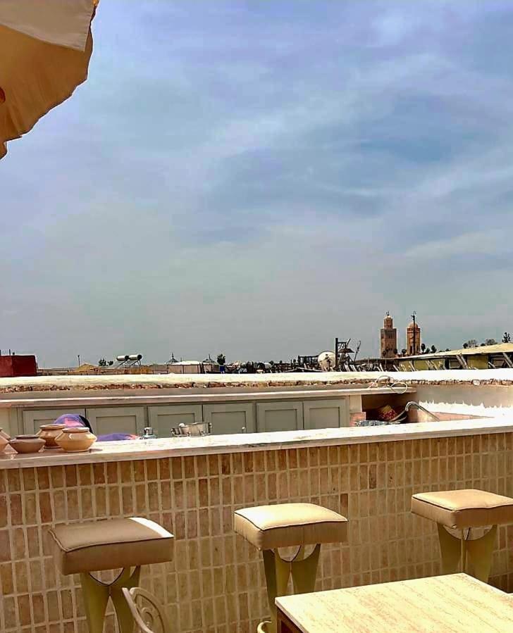 Le Singe Rose Bed & Breakfast Marrakesh Bagian luar foto